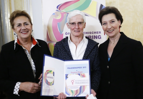 Christa Pölzlbauer und Gabriele Heinisch Hosek übergeben Susanne Riegler den Frauenring-Preis (c) Georg Stefanik / BKA