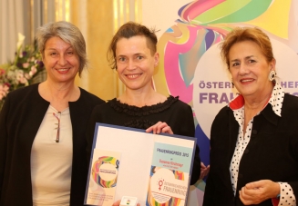 Electric Indigo erhält den Frauenring-Preis 2015 von Barbara Klein und Christa Pölzlbauer (c) Georg Stefanik / BKA