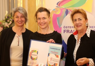 Electric Indigo erhält den Frauenring-Preis 2015 von Barbara Klein und Christa Pölzlbauer (c) Georg Stefanik / BKA Electric Indigo erhält den Frauenring-Preis 2015 von Barbara Klein und Christa Pölzlbauer (c) Georg Stefanik / BKA