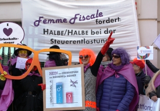 Femme Fiscale vor dem Bundeskanzleramt Femme Fiscale vor dem Bundeskanzleramt