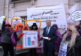BM Mitterlehner mit der Femme Fiscale BM Mitterlehner mit der Femme Fiscale