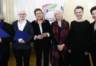 Die Preisträgerinnen 2015 (c) Georg Stefanik / BKA Die Frauenring-Preisträgerinnen 2015 mit Gabriele Heinisch-Hosek und Christa Pölzlbauer (c) Georg Stefanik / BKA